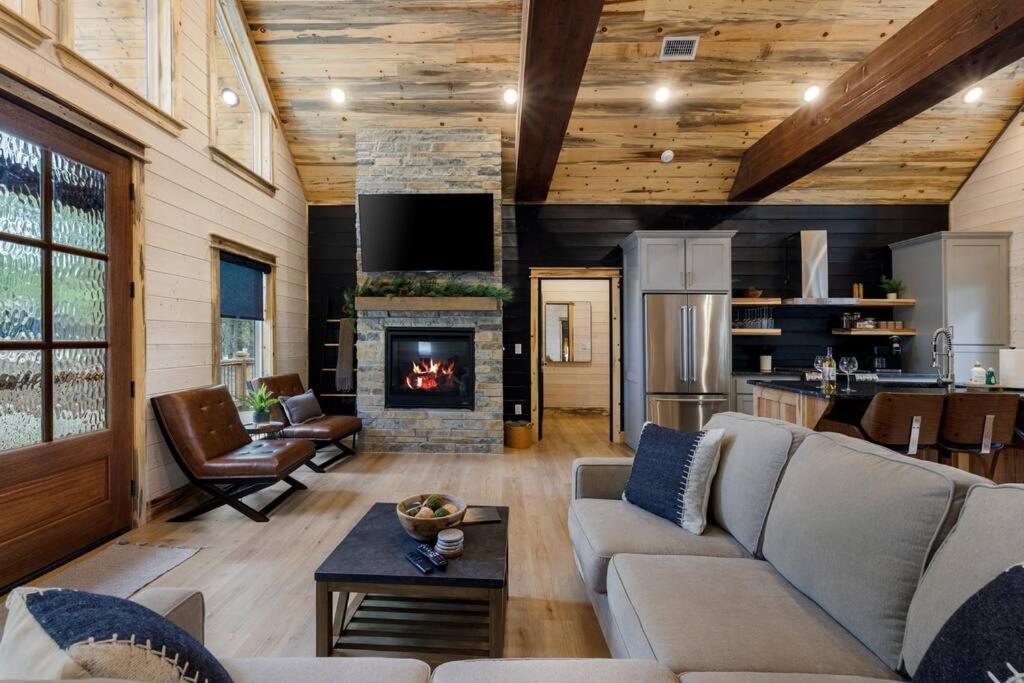 Lone Pine Lodge. Brand New! 2 Bedroom Luxury Cabin. Брокен-Боу Экстерьер фото