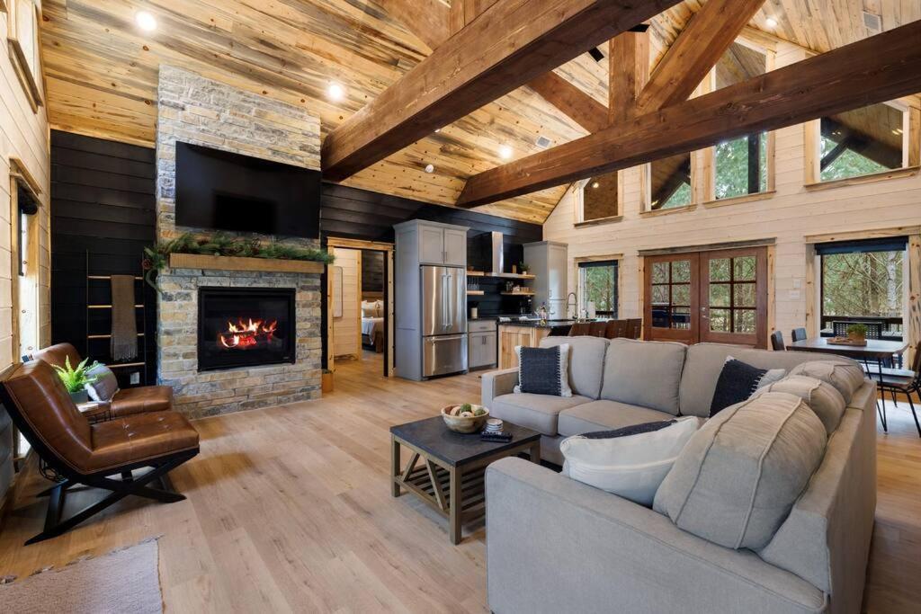Lone Pine Lodge. Brand New! 2 Bedroom Luxury Cabin. Брокен-Боу Экстерьер фото