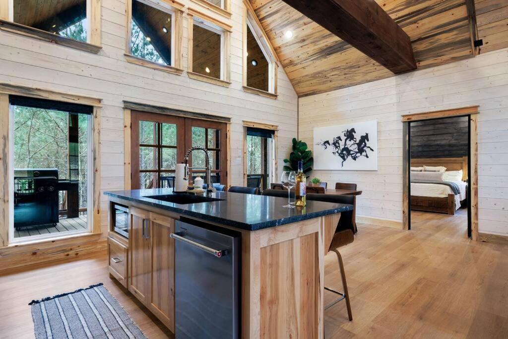 Lone Pine Lodge. Brand New! 2 Bedroom Luxury Cabin. Брокен-Боу Экстерьер фото