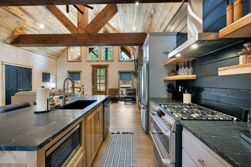 Lone Pine Lodge. Brand New! 2 Bedroom Luxury Cabin. Брокен-Боу Экстерьер фото